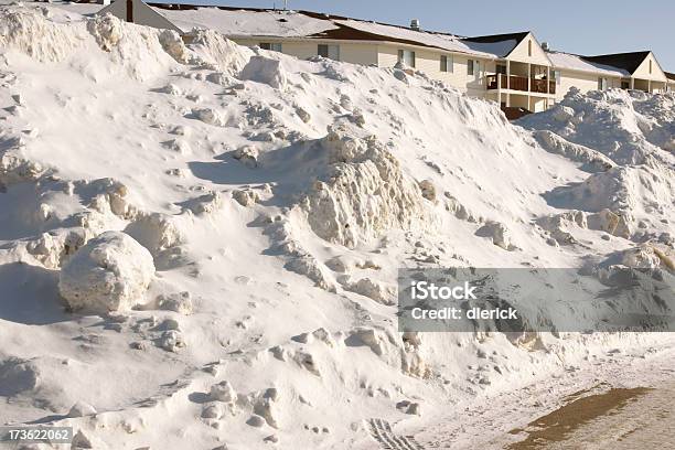 冬のシーン雪の上でエッジの Road - アメリカ中西部のストックフォトや画像を多数ご用意 - アメリカ中西部, カラー画像, ノースダコタ州