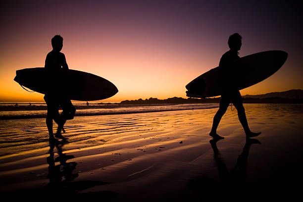 zwei surfer am strand - santa monica surfing beach city of los angeles stock-fotos und bilder