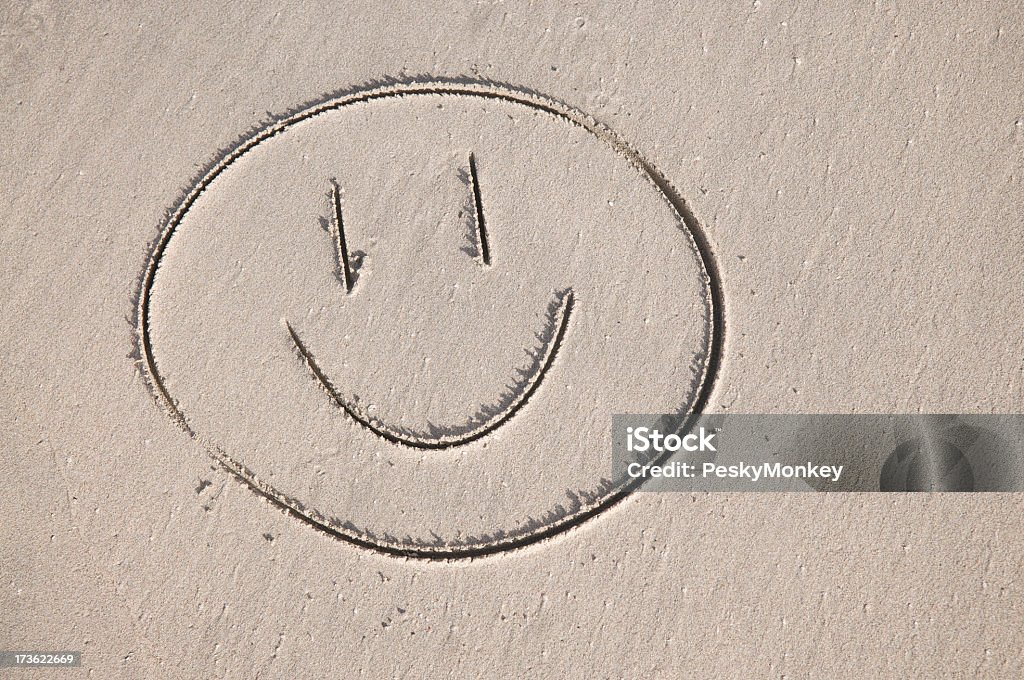 Semplice Smiley prelevato nella sabbia sulla spiaggia - Foto stock royalty-free di Sabbia