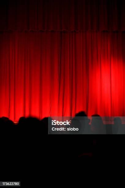 Tende Chiuso - Fotografie stock e altre immagini di Teatro - Teatro, Spettacolo teatrale, Palcoscenico