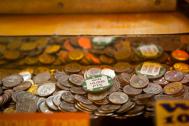 machine à pièces de monnaie jeu de musculation - gambling coin operated machine jackpot photos et images de collection