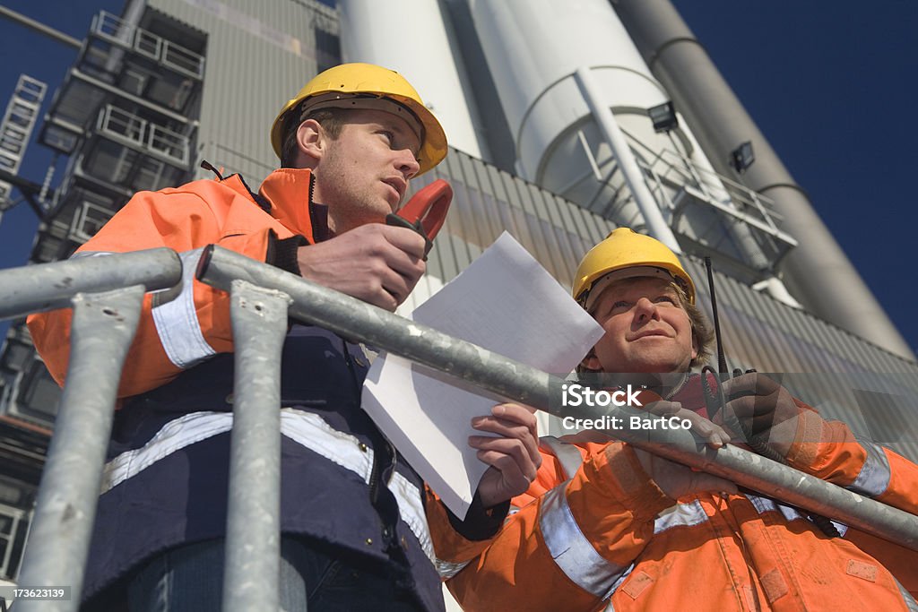 Deux travailleurs de construction - Photo de Casque libre de droits