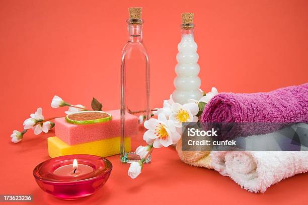 Kerze Handtuch Und Massageöle Stockfoto und mehr Bilder von Alternative Behandlungsmethode - Alternative Behandlungsmethode, Alternative Medizin, Aromatherapie