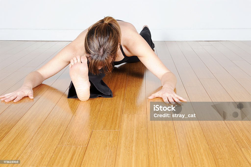 Yoga: Bent Stretch (Copyspace - Photo de 30-34 ans libre de droits
