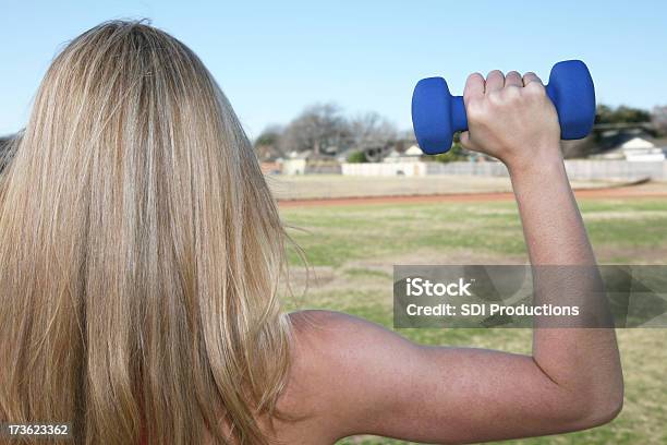 Rückseite Blonde Frau Heben Gewichte Im Freien Stockfoto und mehr Bilder von Aktiver Lebensstil - Aktiver Lebensstil, Anaerobes Training, Athlet