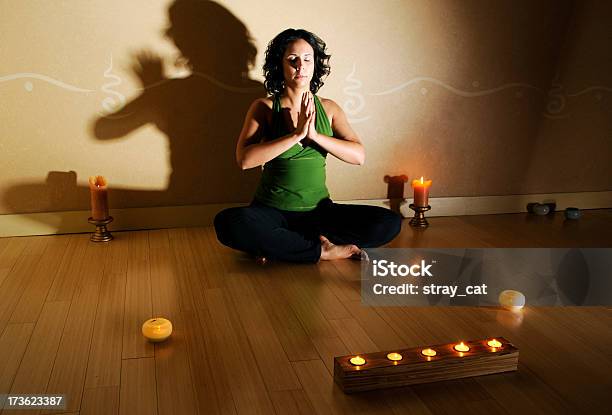 Meditation Stockfoto und mehr Bilder von 25-29 Jahre - 25-29 Jahre, Achtsamkeit - Persönlichkeitseigenschaft, Alternativer Lebensstil