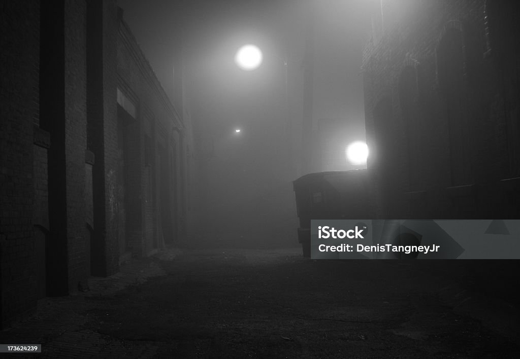 Niebla oscuro Alleyway urbano en blanco y negro - Foto de stock de Aire libre libre de derechos