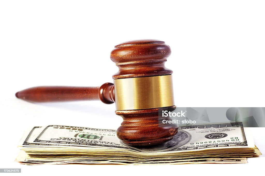 Młotek sędziego na pieniądze - Zbiór zdjęć royalty-free (Białe tło)