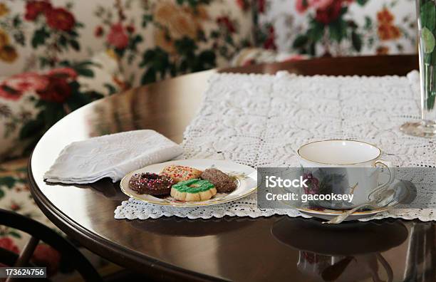 Cookies E Chá Da Tarde - Fotografias de stock e mais imagens de Chá - Bebida quente - Chá - Bebida quente, Interior de Casa, Visita