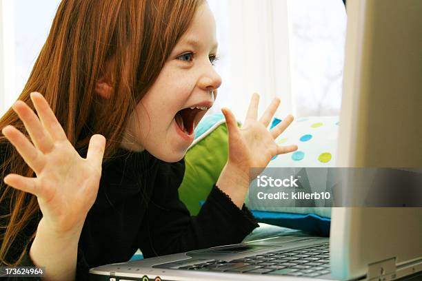 소녀 노트북 컴퓨터를 사용합니다 노트북에 대한 스톡 사진 및 기타 이미지 - 노트북, 아이, 행복