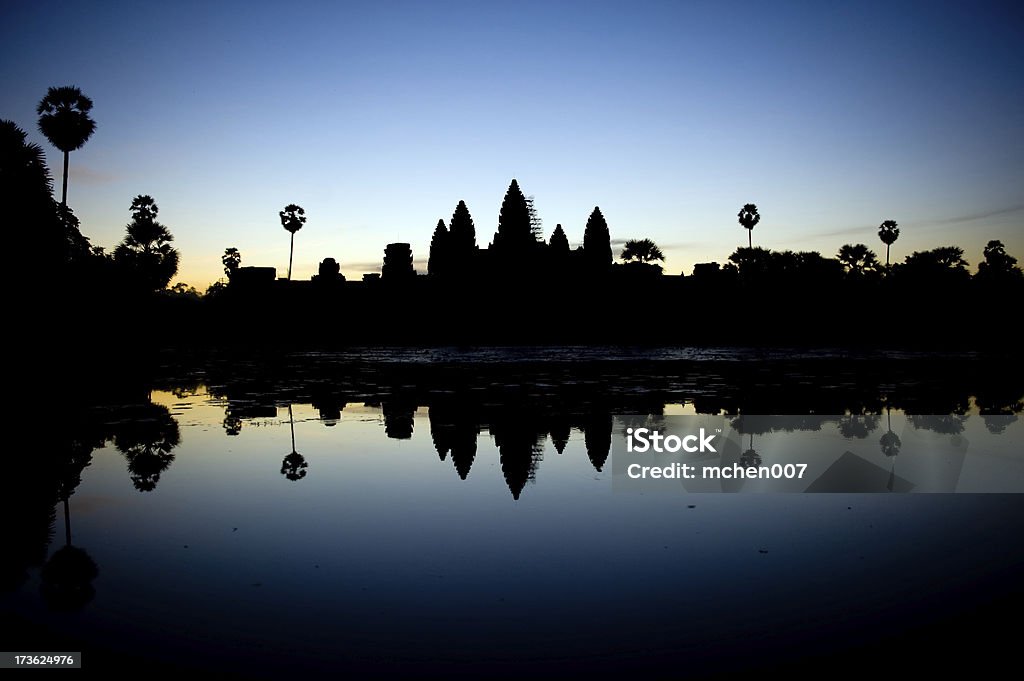 Kambodża: Angkor Wat Sunrise sylwetka - Zbiór zdjęć royalty-free (Abstrakcja)