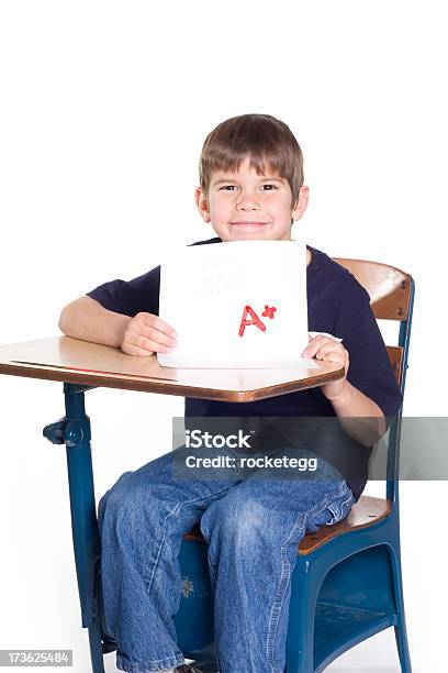 Foto de Estudante Com Um Bom Nível e mais fotos de stock de Escrivaninha - Escrivaninha, Estudante, Fundo Branco