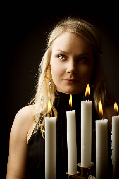 mujer con candelabra - low key lighting flash fotografías e imágenes de stock