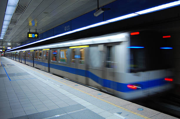 metrô e trem em movimento - train blurred motion nobody subway train - fotografias e filmes do acervo