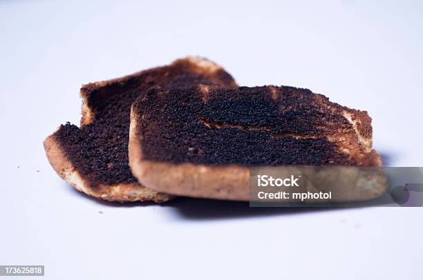 Photo libre de droit de Burnt Un Toast banque d'images et plus d'images libres de droit de Brulé - Brulé, Objet ou sujet détouré, Pain grillé