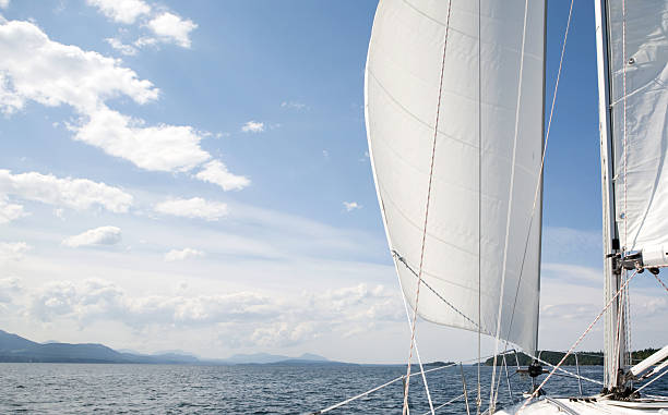 Luce vento in barca a vela - foto stock