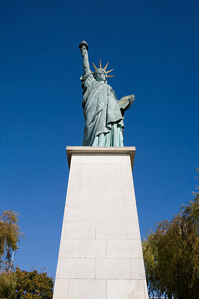 自由の女神のレプリカ、パリとコピースペース - copy statue ストックフォトと画像
