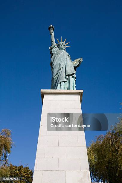 Replica Statue Свободы Париж И Место Для Текста — стоковые фотографии и другие картинки Без людей - Без людей, Пьедестал, Статуя