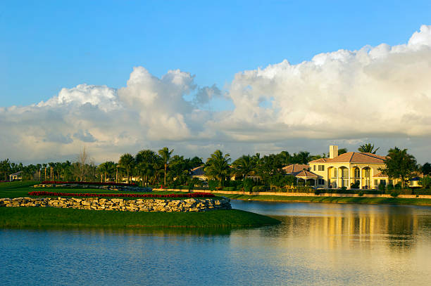 フロリダのゴルフコミュニティ - tee box ストックフォトと画像