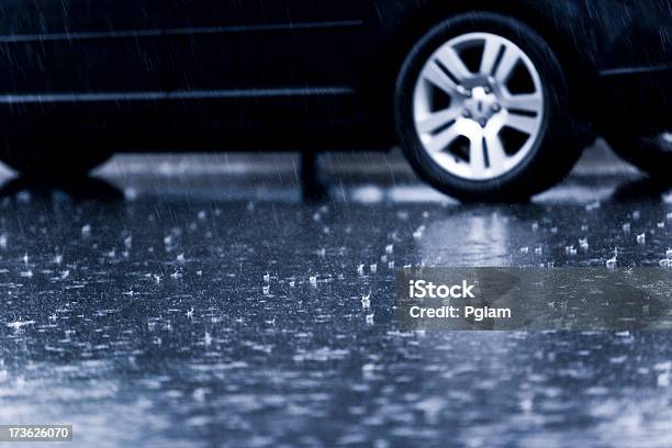 Giorno Di Pioggia - Fotografie stock e altre immagini di Pioggia - Pioggia, Automobile, Fermo