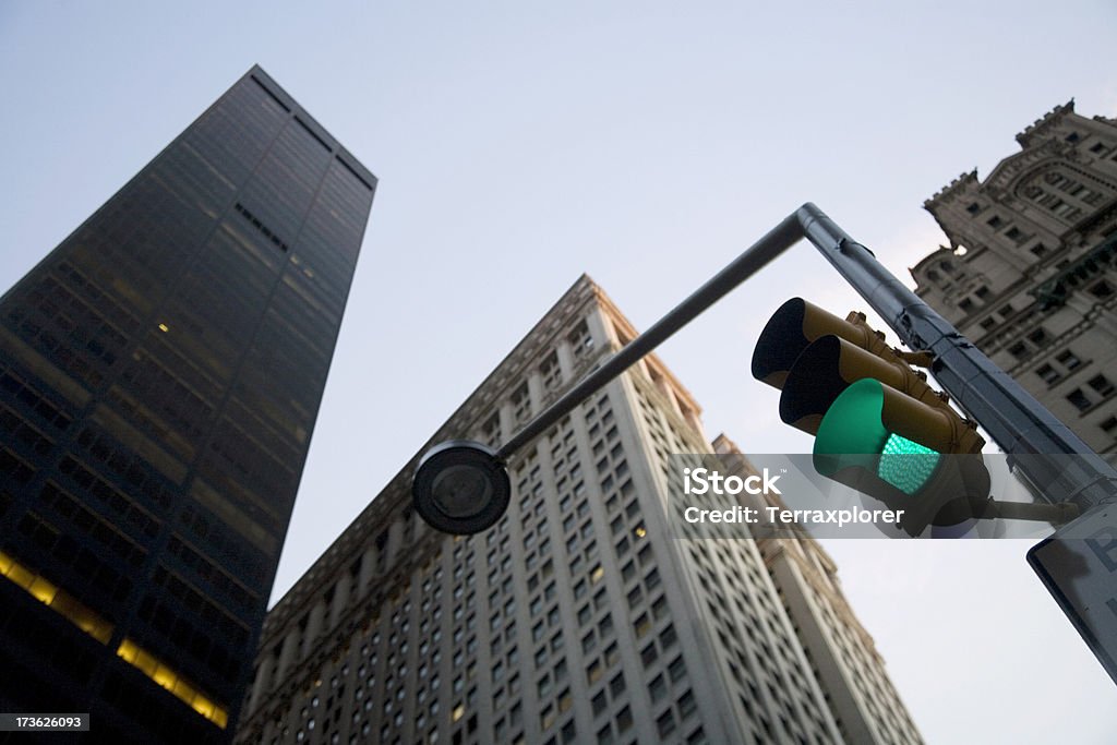 Faible Angle de vue de gratte-ciels sur Broadway - Photo de Feu vert - Feu de signalisation pour véhicules libre de droits