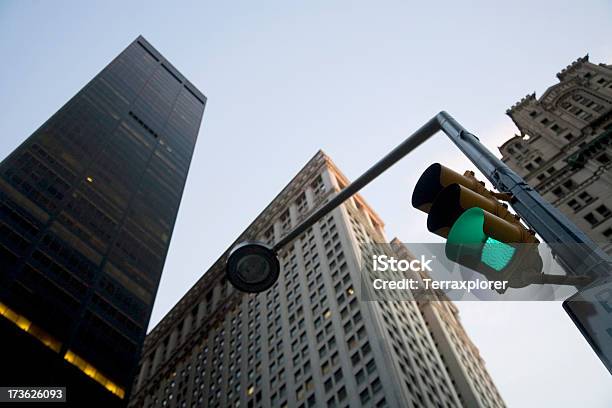 Photo libre de droit de Faible Angle De Vue De Gratteciels Sur Broadway banque d'images et plus d'images libres de droit de Feu vert - Feu de signalisation pour véhicules - Feu vert - Feu de signalisation pour véhicules, New York City, Feu de signalisation pour véhicules