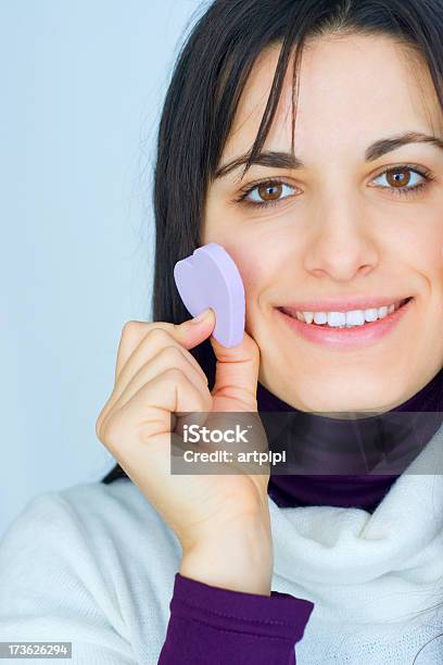 Usar A Maquilhagem Esponja Em Forma De Coração - Fotografias de stock e mais imagens de Adulto - Adulto, Amor, Aplicar