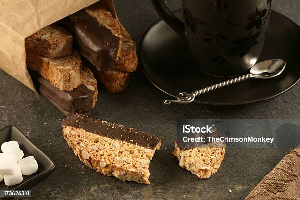 Cantucci - Fotografie stock e altre immagini di Cantucci al cioccolato - Cantucci al cioccolato, Zolletta di zucchero, Ambientazione