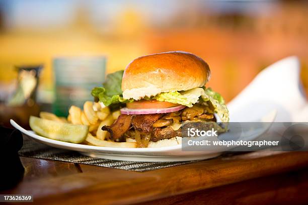 Burger Und Pommes Frites Stockfoto und mehr Bilder von Abwesenheit - Abwesenheit, Bildkomposition und Technik, Bildschärfe