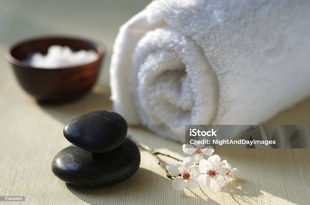 Zen Spa z wiśniowymi kwiatami, masaż kamienie, sole i ręcznik - Zbiór zdjęć royalty-free (Kwiat śliwy)
