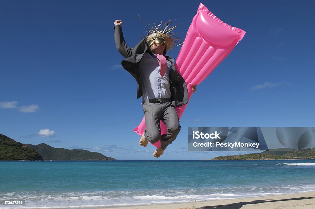 励起ビジネスマンに飛びついトロピカルビーチにピンクのエアーマットレス - 1人のロイヤリティフリーストックフォト