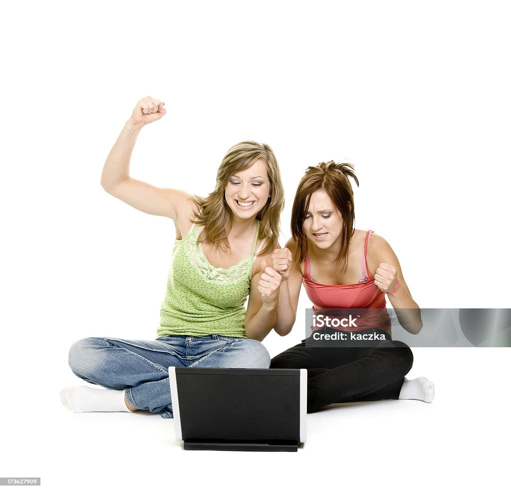 Сестры с ноутбуком изолированные на белом - Стоковые фото Ноутбук роялти-фри