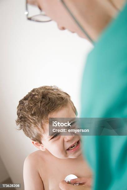 Foto de Médico E Um Paciente e mais fotos de stock de 2-3 Anos - 2-3 Anos, Ansiedade, Chorar