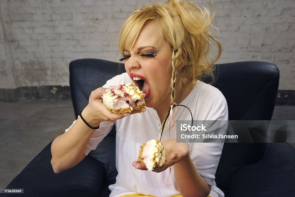 Comiendo pasteles - Foto de stock de 20-24 años libre de derechos