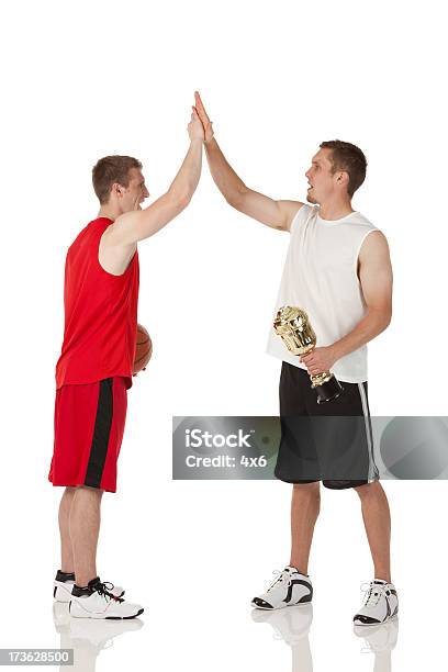 Giocatori Di Basket Dando Alta Cinque A Vicenda - Fotografie stock e altre immagini di Dammi un cinque - Dammi un cinque, Due persone, Giocatore di basket