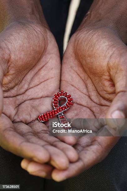 Manos Sosteniendo El Sida Symbol Negro Foto de stock y más banco de imágenes de Abalorio - Abalorio, Africano-americano, Afrodescendiente