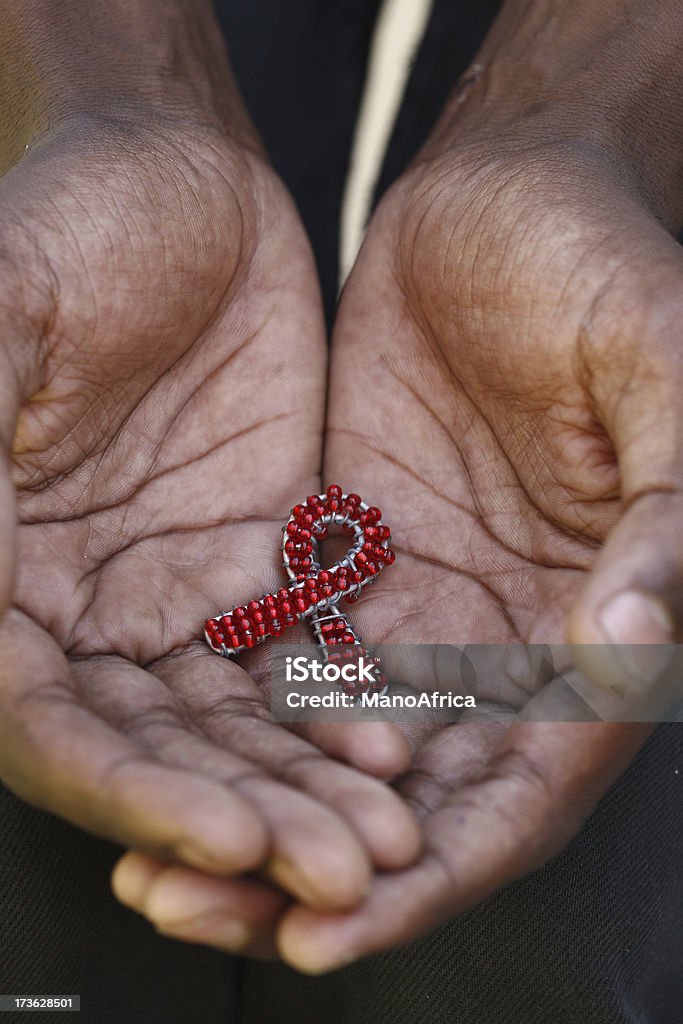 Preto mãos segurando o símbolo de SIDA - Royalty-free Afro-americano Foto de stock