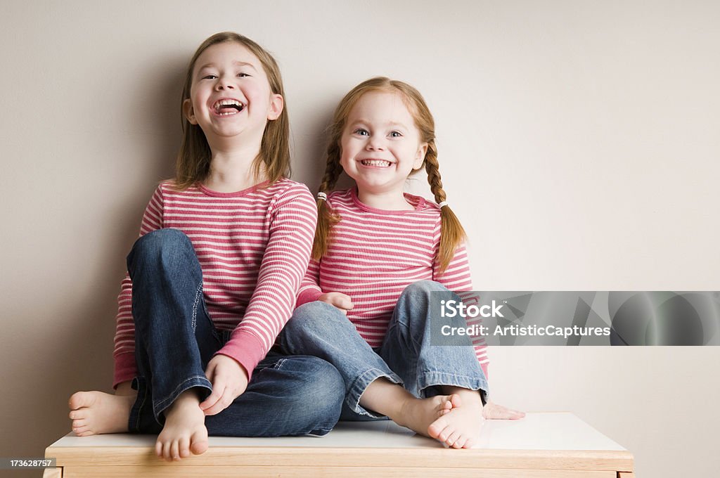 Duas irmãs rir juntos pequeno - Royalty-free 2-3 Anos Foto de stock