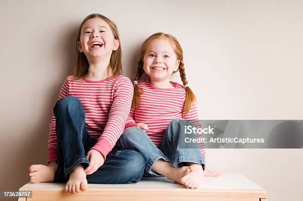 Duas Irmãs Rir Juntos Pequeno - Fotografias de stock e mais imagens de 2-3 Anos - 2-3 Anos, 4-5 Anos, Alegria