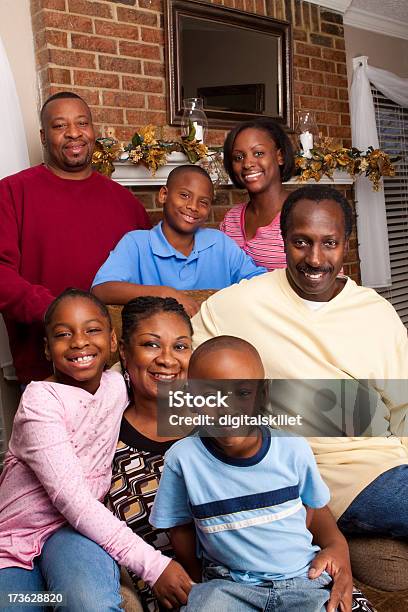 Familie Stockfoto und mehr Bilder von Afrikanischer Abstammung - Afrikanischer Abstammung, Afro-amerikanischer Herkunft, Altersunterschied