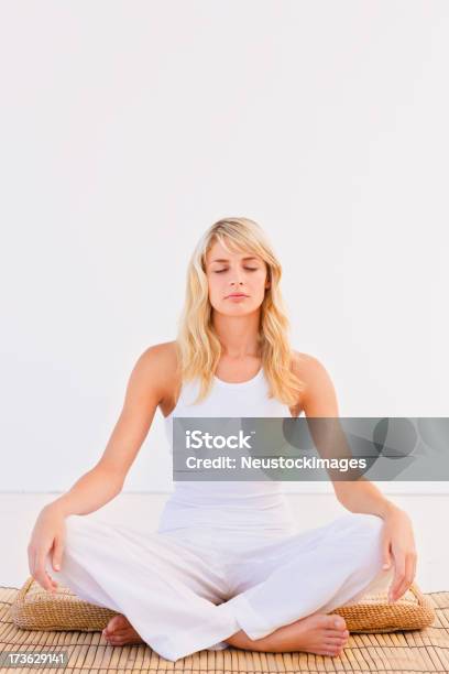 Giovane Donna Meditare Su Sfondo Bianco - Fotografie stock e altre immagini di Capelli biondi - Capelli biondi, Donne, Posa del loto