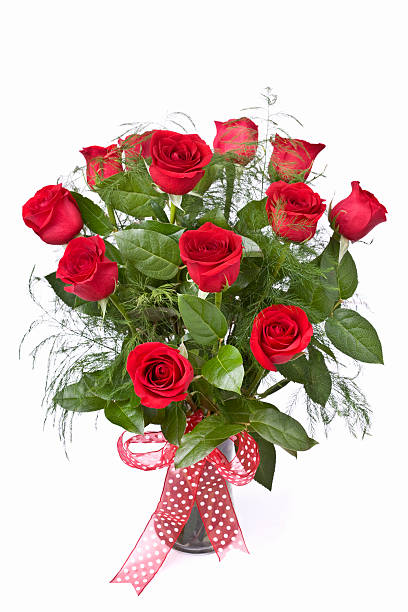 une douzaine de roses - dozen roses rose flower arrangement red photos et images de collection