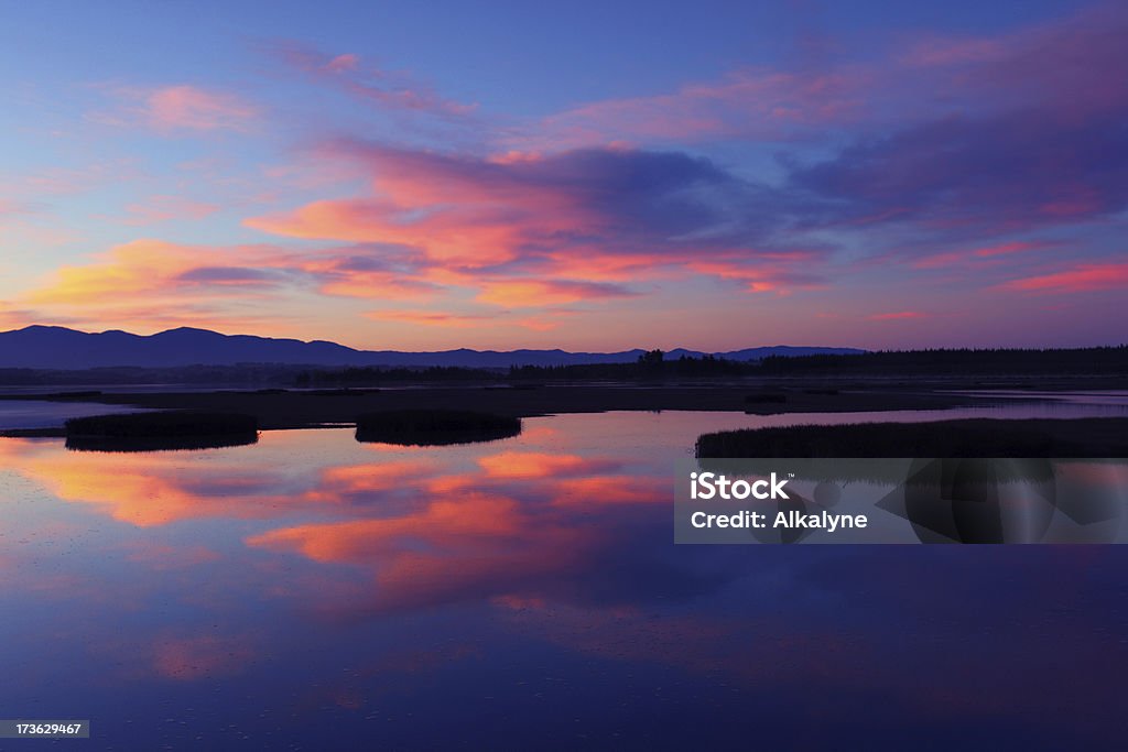 Nuvole colorate riflessione (XXXL - Foto stock royalty-free di Acqua