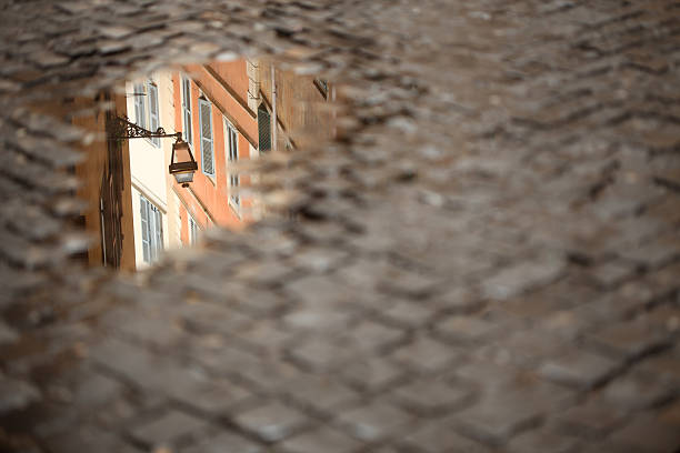 réflexion de flaque architecture de rome, italie - puddle rome reflection street photos et images de collection