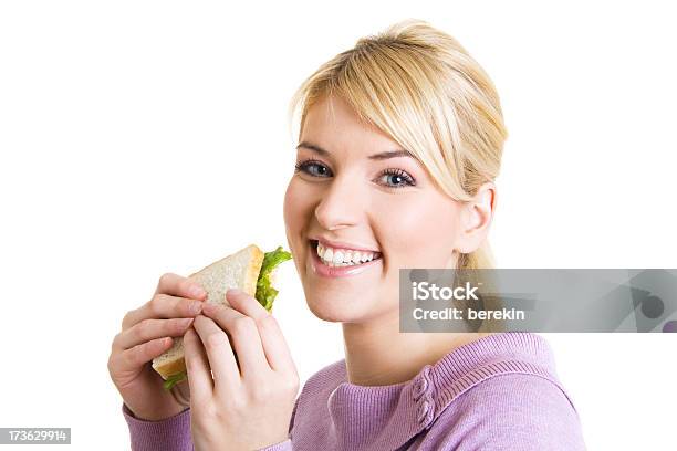 Mujer Con Un Saludable Sándwich Foto de stock y más banco de imágenes de Adulto - Adulto, Adulto joven, Agarrar