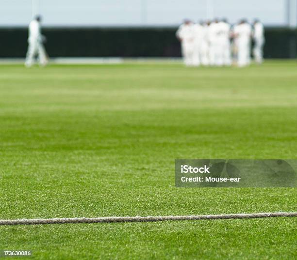 Photo libre de droit de Cricket Boundary Corde Et Quelques Batteur banque d'images et plus d'images libres de droit de Terrain de cricket - Terrain de cricket, Cricket, Herbe