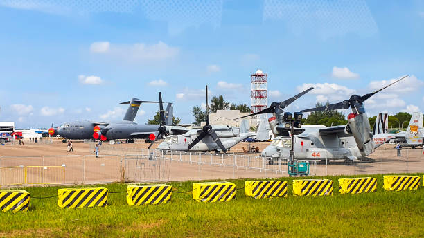 aeronaves militares em terra no aeroporto de changi, singapura. - v22 - fotografias e filmes do acervo