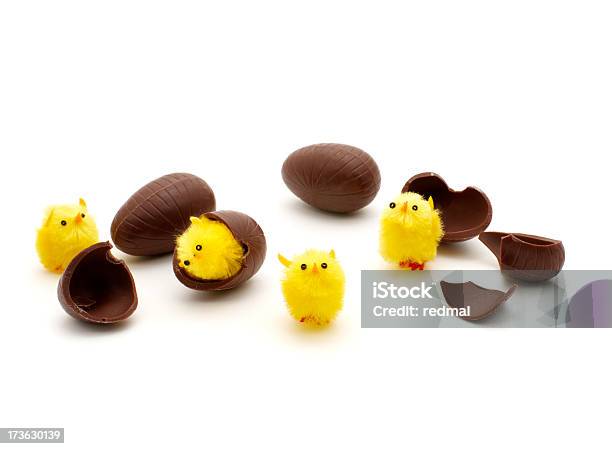 Pollos De Chocolate Foto de stock y más banco de imágenes de Agrietado - Agrietado, Alimento, Amarillo - Color
