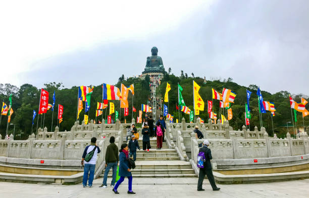 panoramiczny widok na buddę tian tan (wielkiego buddę) na szczycie ngong ping na wyspie lantau w hongkongu. - flag china chinese flag majestic zdjęcia i obrazy z banku zdjęć