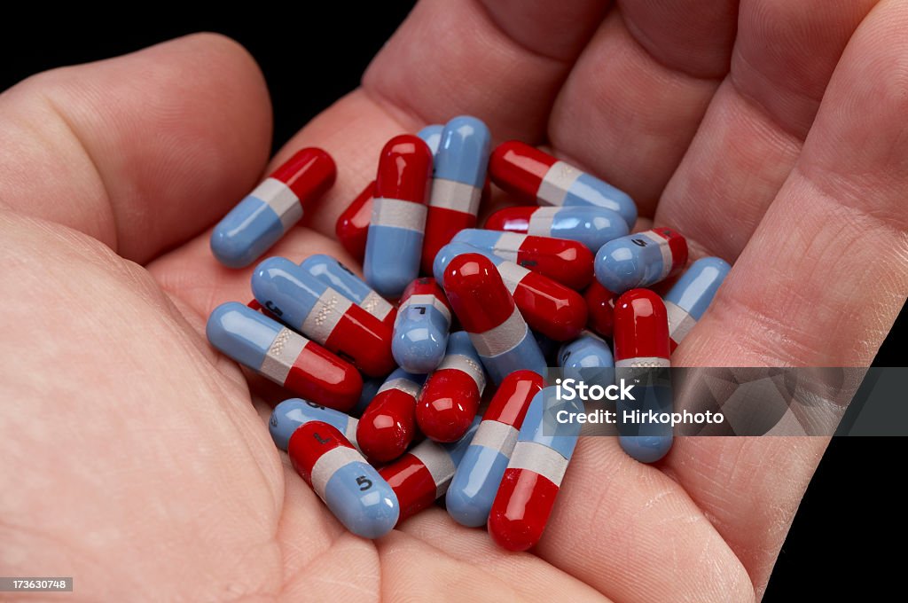 Mano con pastillas - Foto de stock de Adicción libre de derechos